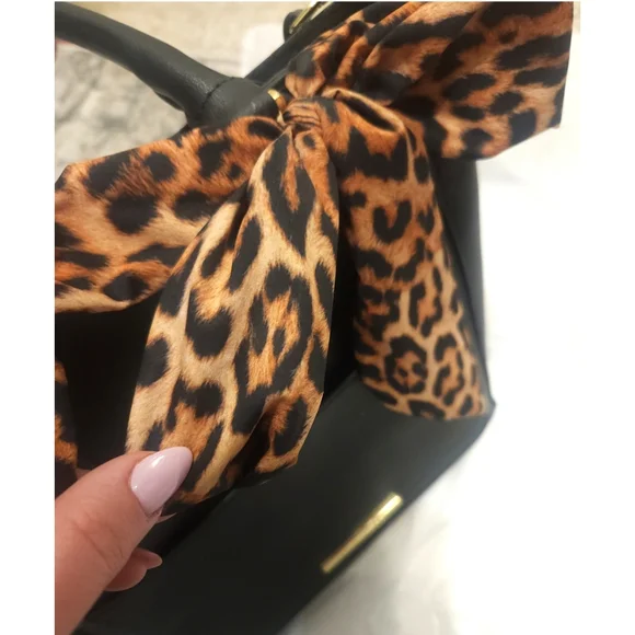 🆕️ NWT! Steve Madden Black Purse with Leopard Scarf & Matching Makeup Bag - Picture 6 of 14